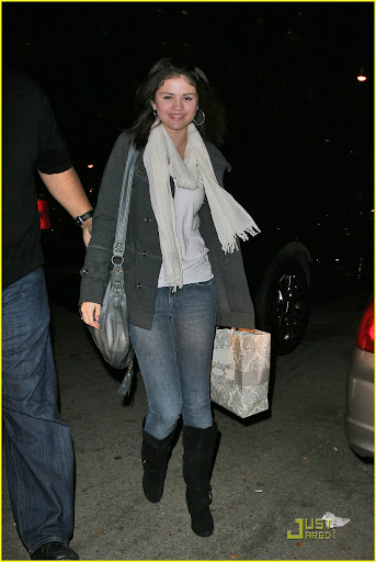 © BAUER-GRIFFIN.COM Taylor Swift and Selena Gomez grab a late lunch together at Mozza restaurant on Melrose Avenue with a bodyguard. Selena carries a gift bag out with her and later gets dropped off. EXCLUSIVE December 2, 2009 Job: 91202M8 Los Angeles, California www.bauergriffin.com www.bauergriffinonline.com