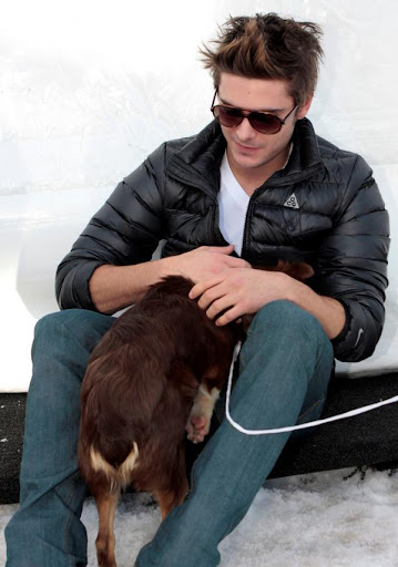 zac-efron-playing-with-dogs (2)_0.JPG
