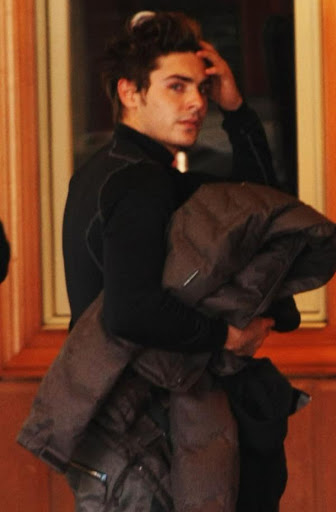 zac-efron-snowboarding (2).jpg