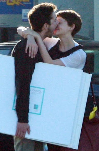shia-labeouf-kissing-girlfriend-casey (3333).jpg