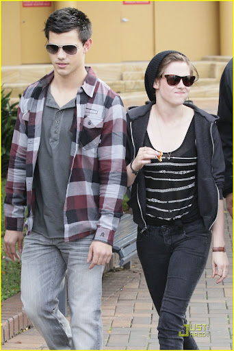 Kristen Stewart and Taylor Lautner who are in Australia to promote The Twilight Saga: Eclipse spotted getting on a power boat, Sydney Australia<P>Pictured: Taylor Lautner, Kristen Stewart<B>Ref: SPL184096  300510  </B><BR/>Picture by: TitoMedia.com.au / Splash News<BR/></P><P><B>Splash News and Pictures</B><BR/>Los Angeles:?310-821-2666<BR/>New York:?212-619-2666<BR/>London:?870-934-2666<BR/>photodesk@splashnews.com<BR/></P>” width=”342″ height=”512″ class=”pie-img”/></p>
</div>
<div class=