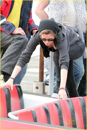Kristen Stewart and Taylor Lautner are seen boarding a jet boat for a Sydney Harbour joy ride.<P>Pictured: Kristen Stewart<P><B>Ref: SPL183942  300510  </B><BR/>Picture by:  Splash News<BR/></P><P><B>Splash News and Pictures</B><BR/>Los Angeles:?310-821-2666<BR/>New York:?212-619-2666<BR/>London:?870-934-2666<BR/>photodesk@splashnews.com<BR/></P>” width=”342″ height=”512″ class=”pie-img”/></p>
</div>
<div class=