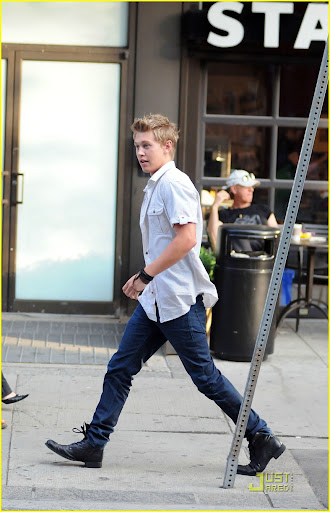 Austin Butler
out with friends in Yorkville
Toronto, Canada - 18.06.10
Mandatory Credit: V.C.I./I.KAVANAUGH/WENN.com
