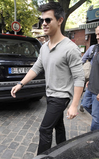 taylor-lautner-061910-8.jpg