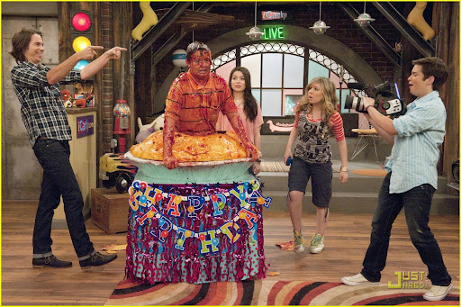 iCARLY 301
iGot a Hot Room
Miranda Cosgrove (Carly
Shay),Jennette McCurdy (Sam Puckett), Nathan Kress (Freddie Benson),Noah
Munck, (Gibby) and Jerry Trainor (Spencer Shay) in iCarly
on
Nickelodeon.
Photo Credit: Lisa Rose/Nickelodeon.
©2010 Viacom
International,Inc.
All Rights Reserved