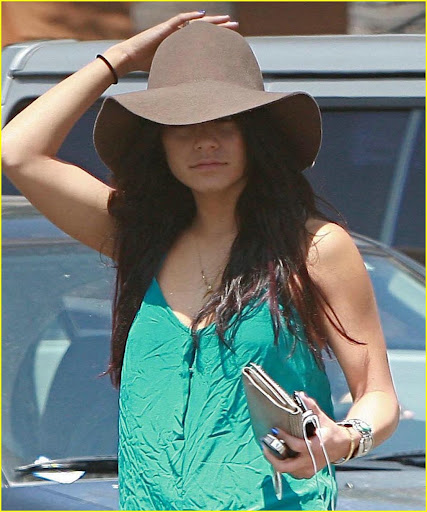 08-05-10 Hollywood, CAExclusive: Actress Vanessa Hudgens spotted out and about in Hollywood, CA...Exclusive Pix by Flynet ©2010818-307-4813  Nicolas310-869-0177  Scott