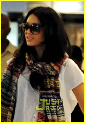 Â©NATIONAL PHOTO GROUPZac Efron and Vanessa Hudgens depart LAX Airport.Job: 081910J6EXCLUSIVE Aug. 19th, 2010 Los Angeles, CANPG.com