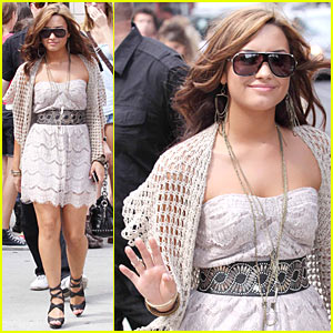 demi-lovato-miley-cyrus-duet.jpg