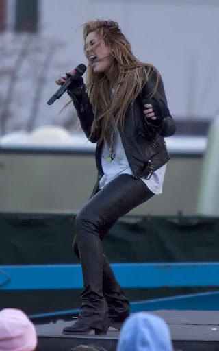 miley-cyrus-112010-5.jpg