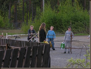 gutta på besøk 003