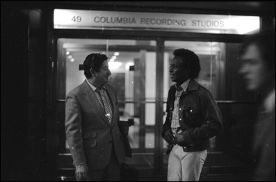 Miles Davis e o produtor Teo Macero em frente aos estúdios da Colúmbia, em 1971 - Imagem da Internet