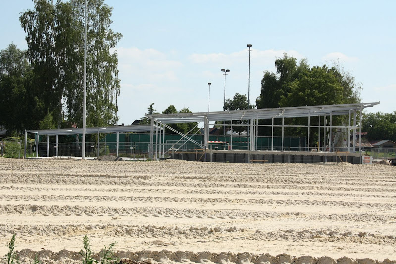 De staolconstructie van `t nuuj geboew vanne voetbalclub is vaerdig