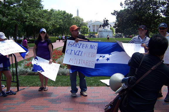 Hondurans protest in D.C. - Photo: Peruanista blog