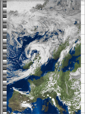 NOAA 18 northbound 59W at 04 Jul 2010 12:38:15 GMT on 137.10MHz, MSA enhancement, Normal projection, Channel A: 1 (visible), Channel B: 4 (thermal infrared)