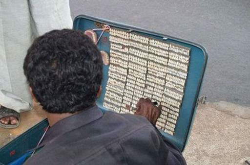 Street Dentists In India And China: Do you dare visit them? LOL