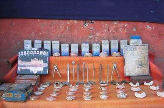 Street Dentists In India And China: Do you dare visit them? LOL