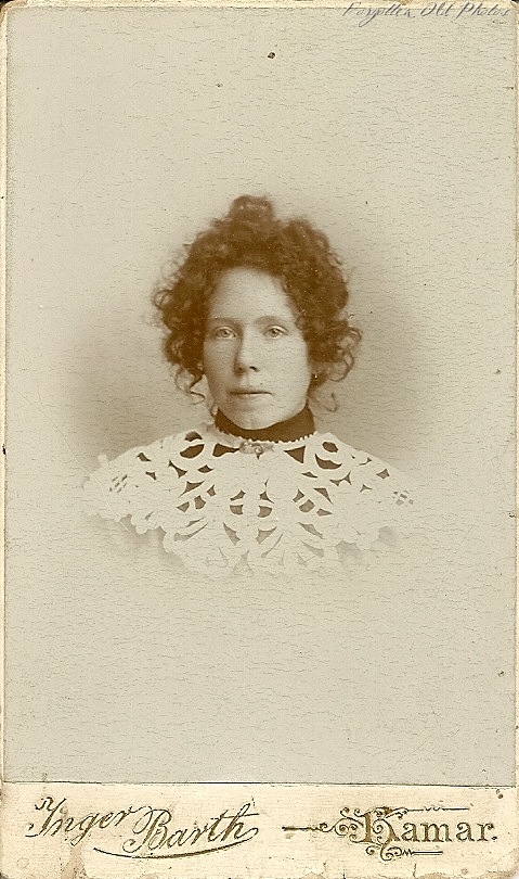 [Lady with lace foreign Grand Forks CdV[10].jpg]