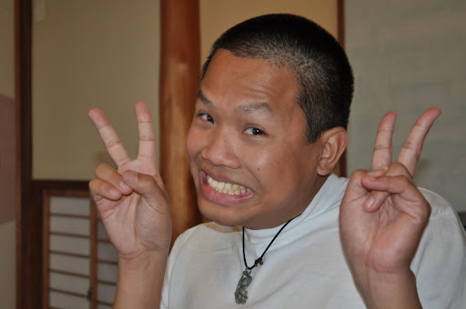 http://lh6.ggpht.com/_6O5Tmp2UPqA/StZ_5wi4GvI/AAAAAAAABzA/HWqwJF7AP_4/some+weird+asian+guy+at+hakone.JPG