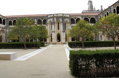 [Mosteiro de Alcobaça - Claustro de D. Dinis ou do Silêncio[4].jpg]