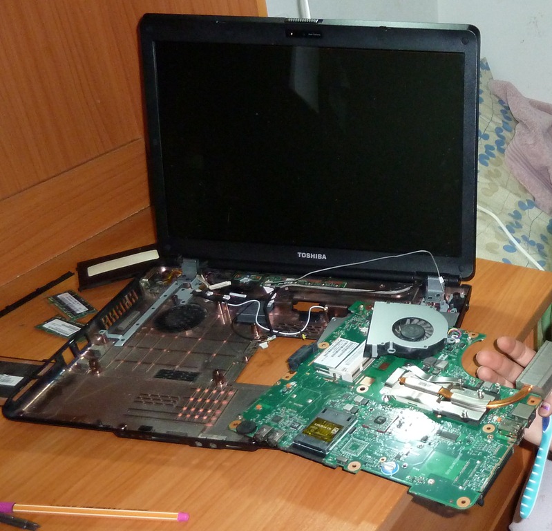 [2011-01-31 Devorah fixes computer 001[5].jpg]