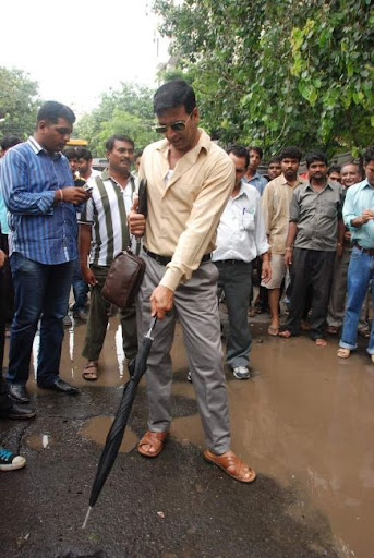 Catch Akshay Kumar inspecting the Roads of Mumbai Images