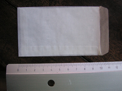 2. Pochette cristal de grand format : 11 cm x 6 cm (hors tout, soit 10 cm x 6 cm une fois le rebord replié) et sa cloison interne (petit rectangle de papier hygiénique 9,7 x 5,7 cm).