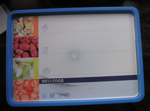 1. Boîte de stockage (boîte alimentaire blanche à couvercle bleu, Monoprix) : 21 cm x 15 cm, hauteur 10 cm