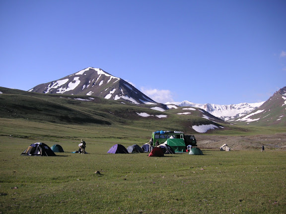 Lépidoptéristes de l'ALF sur l'Alabel Pass (3184 m) dans le Talas Alatau. Kyrgyzistan, 27 juin 2006. Photo : Jean Michel
