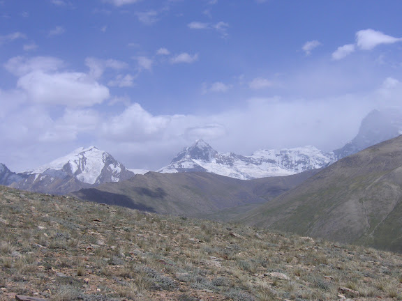 Au dessus de Barchid, 4500 m, au Sud de Jawshangoz. Biotope de : Z. (A.) pamira, Colias marcopolo, C. alpherakyi. À l’arrière plan : à gauche Pic Karl Marx (6723 m), à droite Pic Engels (6507 m). Photo : Jean-François Charmeux