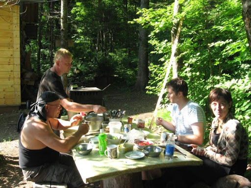 Petit-déjeûner dans la taîga ; Monts Livadyiskyi, Oussouri. Photo : Yuri Berezhnoi
