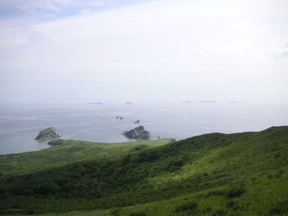 Rhopalocères de l'Oussouri (Primorye) - Extrémité sud de la péninsule de Gamova : vue vers le nord, 30 juillet 2010. Photo : J. MIchel