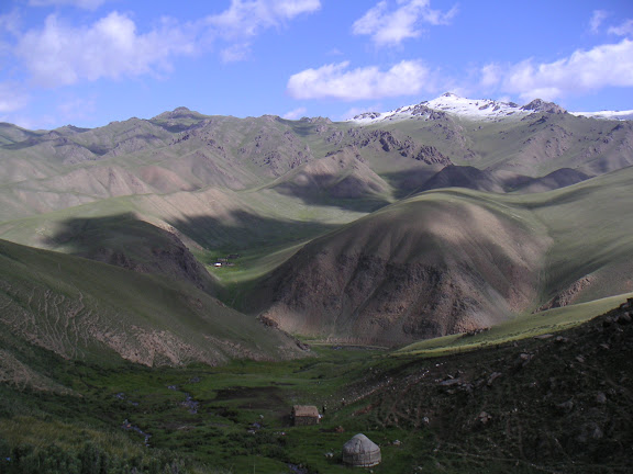 Vallon de Kichi-Kara-Kujur, vue vers le nord, au Sud de Dolon Pass, Kirghizstan, matin du 16 juillet 2006. Photo : F. Michel