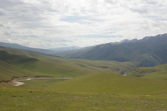 Col du Dolon (3100 m) : vue vers le Sud et sur la route vers Naryn et la Chine, 15 juillet 2006. Photo : J.-M. Gayman