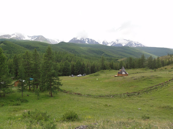 Dans la vallée d'Ak-Tru (1850 m), dans les Monts Yuzhno-Chuiskij, par mauvais temps, le 10 juillet 2010. Photo : B. Lalanne-Cassou