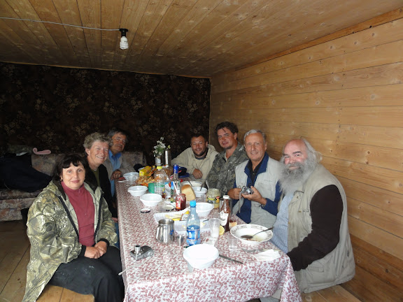 Diner au bord du lac Ozero Bezimyannoe (Chibitka ?) (2150 m). 11 juillet 2010. Photo : B. Lalanne-Cassou
