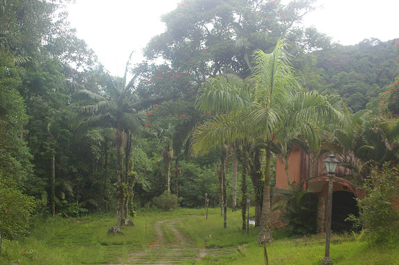 Domaine d'Arariba (Ubatuba, SP) : à droite la maison à la hauteur de la piscine. 24 février 2011. Photo : J.-M. Gayman