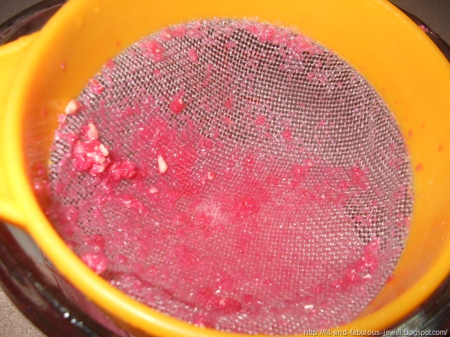 [straining pomegranates[9].jpg]