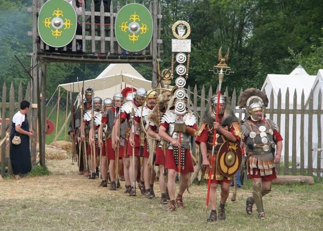 [Roman_soldiers_with_aquilifer_signifer_centurio_70_aC[4].jpg]