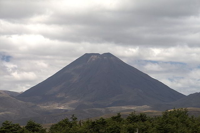 [Mount Ngauruhoe at 85mm[5].jpg]