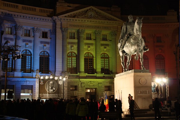 Statuia regelui Carol I în piaţa palatului regal Statuia regelui Carol I în piaţa palatului regal