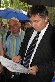 (с) Главное: А.Б.Аваков рассматривает схему парка Горького.