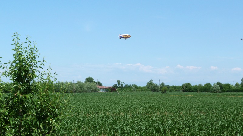 foto dirigibile goodyear 2011 veneto foto goodyear 2011 veneto