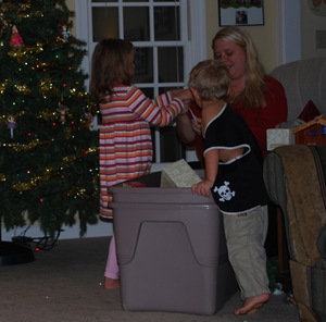 [putting up christmas tree (11)[3].jpg]