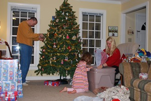 [putting up christmas tree (16)[2].jpg]