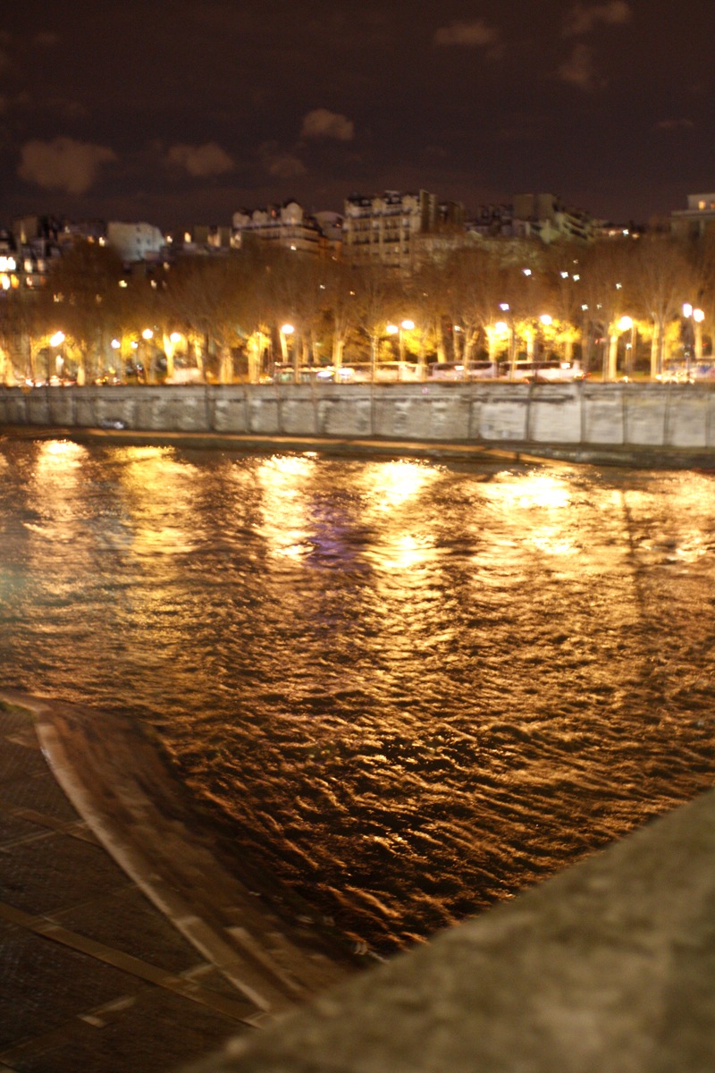 [parisdate107.jpg]