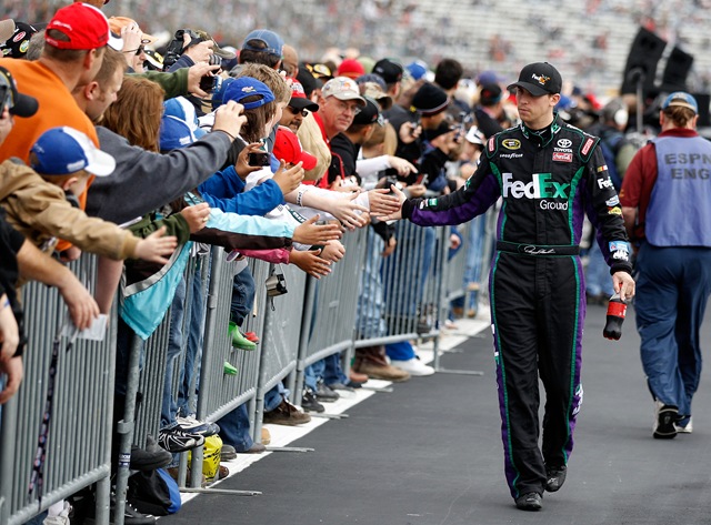 [Denny and fans prerace[4].jpg]