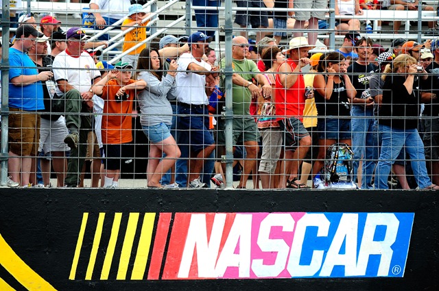 [2010 NHMS June NNS race bar logo fans[3].jpg]