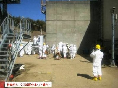 [Japan-News-Fukushima-Daiichi-nuclear-plants-workers-photo-Yahoo[4].jpg]