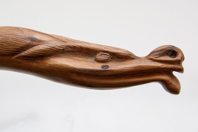 Tête de serpent sculptée