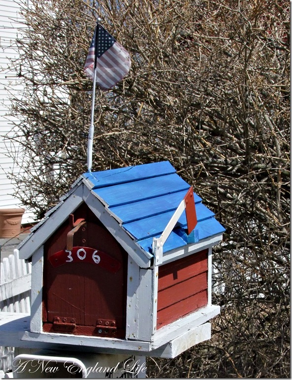 Birdhouse mailbox